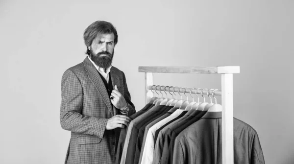 Hombre de negocios chico guapo en la tienda de ropa elegir prendas de vestir, concepto de ropa de hombre — Foto de Stock