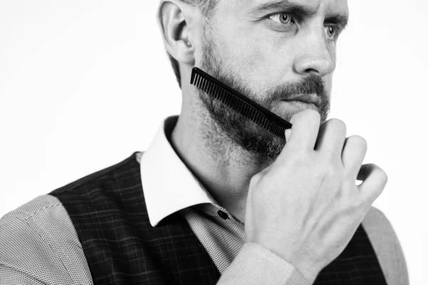 Cura del viso. maturo professionale barbiere tenere pettine. bello parrucchiere spazzolatura capelli — Foto Stock