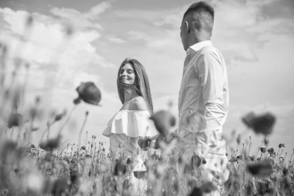 Η νύφη και ο γαμπρός σε ένα χωράφι με παπαρούνες, ημέρα του γάμου — Φωτογραφία Αρχείου