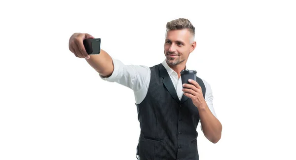 Glücklicher Profi macht Selfie mit Smartphone und Einwegbecher mit Kaffee zum Mitnehmen — Stockfoto
