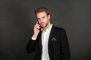 Yakışıklı bir adam telefon görüşmesi yapıyor, modern hayat.