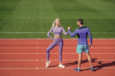 Vücut geliştirme. Yardım ve destek. sportif insanlar. Erkek ve kadın spor eğitmeni. Fitness çifti dışarıda antrenman yapıyor. Spordan sonra el sıkışma jesti. Gerçekten harika bir antrenmandı. meydan okuma