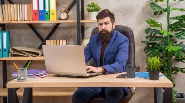 Ofisteki bilgisayarlı acımasız ciddi ağ yöneticisi, ofis çalışanı.