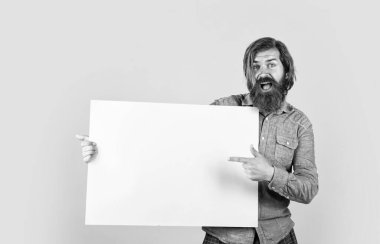 Bunu görmelisiniz. Mutlu adam reklam işi. Pazarlama tasarımın için. Terfi ve yaratıcılık için bir yer. Boşluk kağıdı kopyala. Olgun sakallı erkek. anonsunu bu pankarta koy