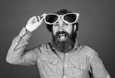 Olgun etkinlik yöneticisi. Hadi biraz eğlenelim. Doğum günün kutlu olsun. Kutlamaya hazırım. Tatili kutlayalım. Sakallı komik hippi. Mutlu sakallı adam komik parti gözlükleri takıyor.