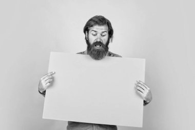 İki günlük satış. Terfi ve yaratıcılık için bir yer. Boşluk kağıdı kopyala. Olgun sakallı erkek. anonsunuzu pankarta koyun. Şaşırmış bir adam iş ilanı veriyor. pazarlama tasarımınız için