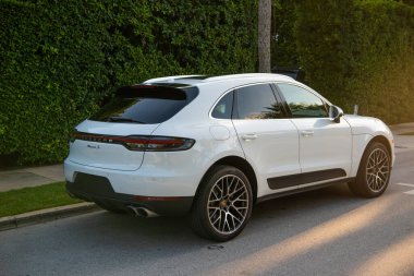 Palm Beach, Florida USA - 22 Mart 2021 Palm Beach yolundaki beyaz Porsche arabası. arka plan