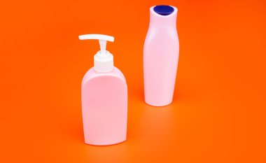 Kapaklı plastik kozmetik ambalajı şampuan, sıvı sabun ve şişeler için pompa.