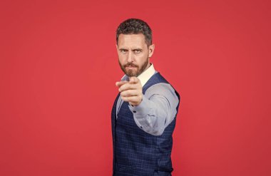 Resmi giysili yakışıklı adam kamerayı işaret ediyor, başarı.