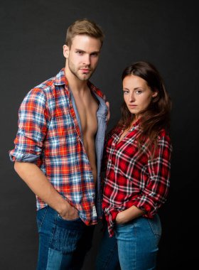 Siyah arka planda aşık seksi bir çift. Genç insanlar. Erkek ve kadın. Erkek ve kız.