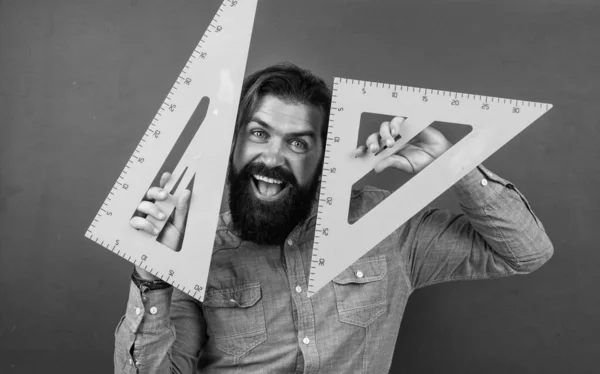 Homem feliz com o tamanho medido na ferramenta matemática da régua do triângulo, estudo da escola — Fotografia de Stock