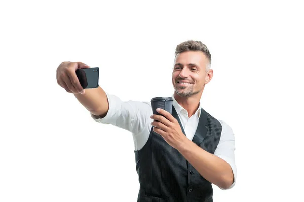 Glücklicher Geschäftsmann macht Selfie mit Smartphone mit Einwegbecher zum Mitnehmen — Stockfoto