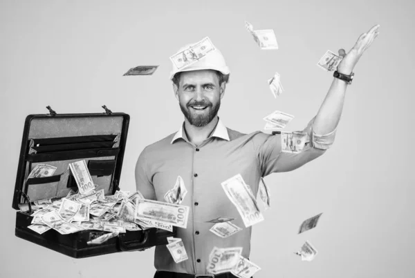 Небритый работодатель-мужчина в формальной одежде и мешке для шлема с банкнотами в долларах, взяточничество — стоковое фото