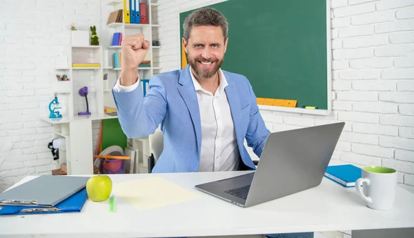 학교 선생님 과 칠판에 컴퓨터를 두고 말이죠. 성공 — 스톡 사진