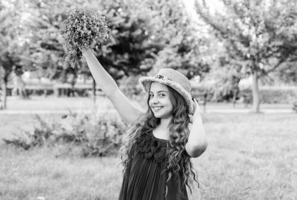 Feliz aniversário. Criança feliz segurar flores paisagem natural. Aparência de moda de menina. Arranjos de flores. Loja de flores. Celebração de aniversário. Férias de verão — Fotografia de Stock