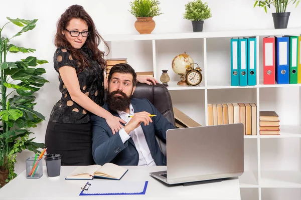 Gerente de oficina coqueteando con el director en el lugar de trabajo, coquetear — Foto de Stock