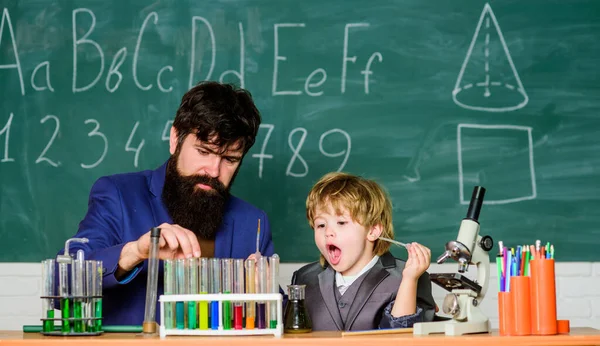 Laboratory research and development. father and son at school. science camp. Chemistry beaker experiment. Back to school. teacher man with little boy. School education. Innovating for a Safer World — Stock Photo, Image