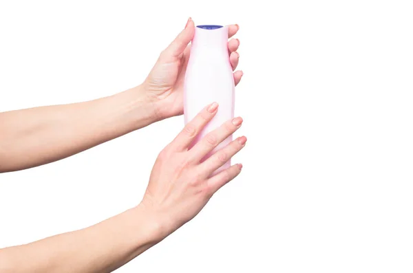 Γυναικεία χέρια κατέχουν μπουκάλι σαμπουάν με αντίγραφο χώρο — Φωτογραφία Αρχείου