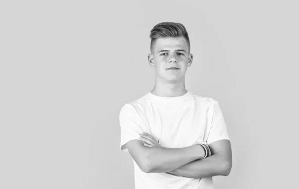 Adolescente chico desgaste blanco casual camisa en amarillo fondo, copia sace, moda —  Fotos de Stock