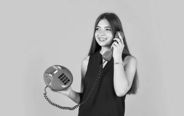 Γεια σας. Όμορφο παιδί στο στούντιο. κλήση σε vintage παιδί τηλέφωνο έχει συνομιλία. — Φωτογραφία Αρχείου