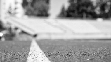 parça seçici odak ile çalışıyor. Bitiş çizgisi Sağlık ve spor. Koşucular için yol. Açık stadyumdaki yarış pisti. Stadyum futbol sahası. sağlıklı spor hayatı. Spor salonunda koşu bandı