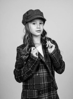 Şapkalı, şık saç stili olan çocuk. Kareli ceket giyiyor, çocukluk.