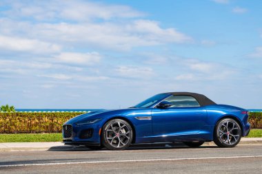 Palm Beach, Florida ABD - 21 Mart 2021 Palm Beach yolundaki mavi jaguar