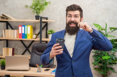 İyi ki takım elbiseli acımasız CEO öğle yemeği molası verdi. Ofiste kahve fincanı ve sabah kahvesi var..