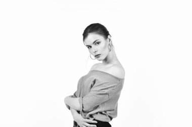 Kozmetik ve parfüm kataloğu. Beyaz arka planda seksi bir kadın. Kozmetik ve cilt bakımı. Şehvetli görünüş. Moda modeli. Kadın güzelliği ve moda. Doğal makyajlı bir kız. İhtiyaçlar ve tercihler