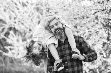 Birlikte deliriyoruz. Küçük çocuk babaya sarıldı. Baba ve oğul, Sakura ağacı çiçeğinin yanında. Babalar günün kutlu olsun. Çocuklar gününü birlikte kutluyoruz. Aile sevgisi ve değerleri. Birlikte dışarıda rahatlayın. Biz aileyiz.