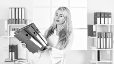 İşinizi kurun. Öğrenci sınava hazırlan. İş yerindeki sekreter. Modern ofis hayatı. İş kadınının evrak işleri var. Belgelerle çalışan kendine güvenen bir yönetici. Seksi kadın ofis klasörünü tutuyor