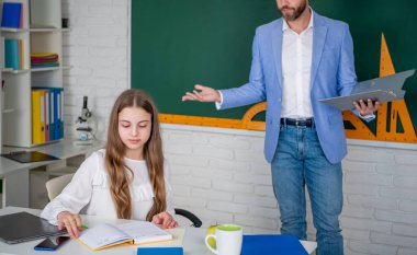Çocuk öğretmenle aynı sınıfta okuyor. seçici odak