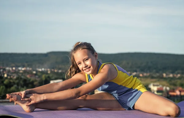 Teen girl riscaldamento. bambino sportivo in abbigliamento sportivo outdoor. sport e fitness. stile di vita sano. — Foto Stock