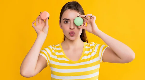 Elképedt lány macaron sárga háttér — Stock Fotó