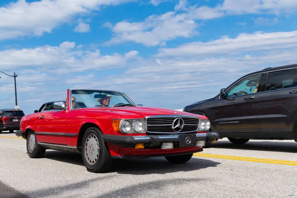 Palm Beach, Florida USA - március 21, 2021: Mercedes-Benz car on road — Stock Fotó