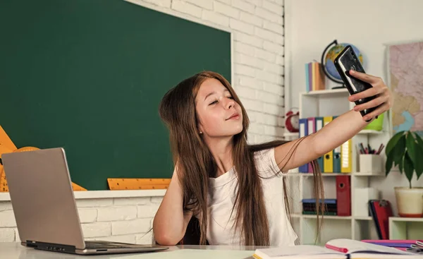 Tiener meisje met make selfie op smartphone. terug naar school. online onderwijs. — Stockfoto