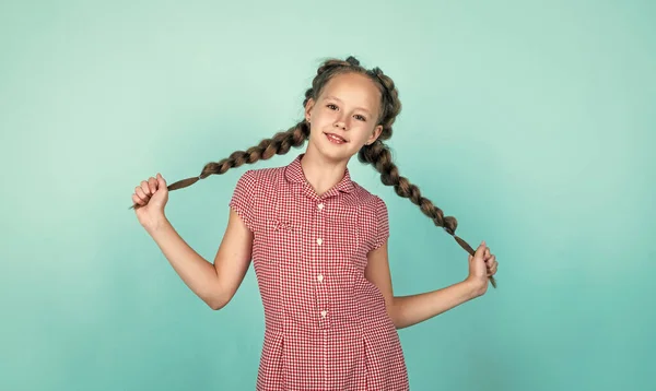 Gelukkig tienermeisje met haar gevlochten haar. Vrouwelijke kapsalon. perfecte kapsel voor kind. — Stockfoto