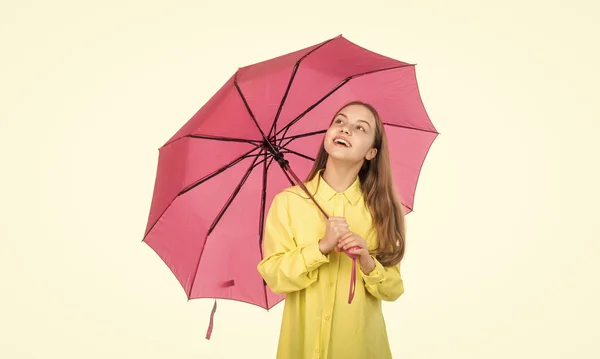 Cheerful teen child hold pink parasol. kid in hat with pink umbrella. autumn season. — Stock Photo, Image
