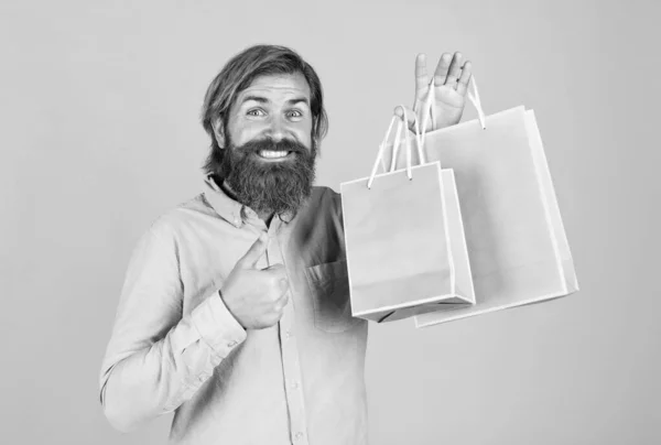 Olha para ali. Shopaholic bem sucedido. Homem barbudo pronto para as férias. venda e desconto. hipster com barba segurar presente pack. hipster caucasiano brutal com presente. masculino ir às compras com a compra — Fotografia de Stock