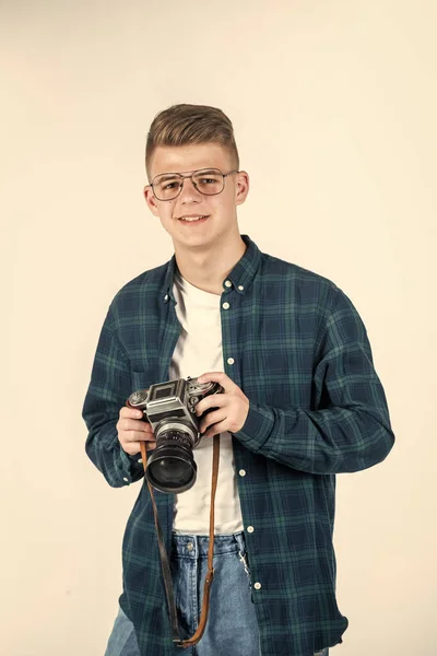 写真を撮る。幸せな子供時代。スタイリッシュな男の子が写真を撮る。流行のルッキングティーンとカメラ — ストック写真