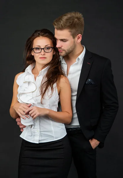 Affärspartner med svart bakgrund. formella par förälskade. affärsman och affärskvinna. — Stockfoto