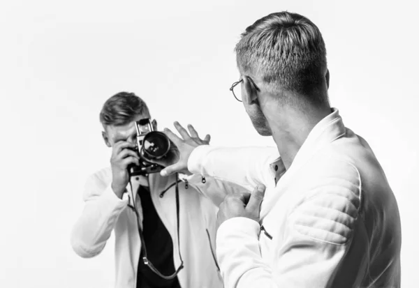 Paparazzifotograf. Privata uppgifter. Tvillingbror i vitt. Fotografering. skönhet och mode — Stockfoto