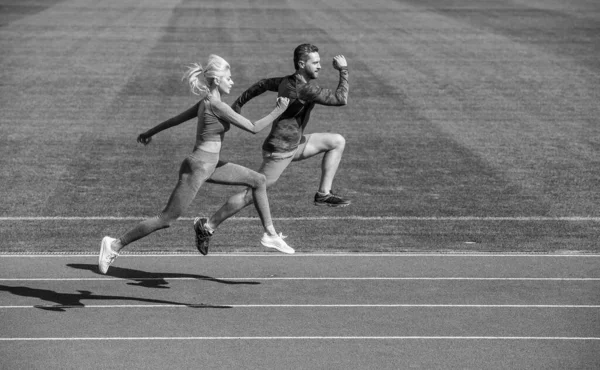 Par atlético de velocistas correr em pista de corrida no estádio, energia — Fotografia de Stock