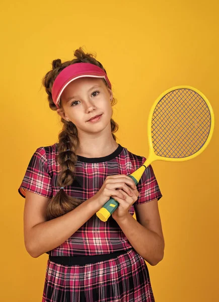 Sano sporty tween ragazza tenere racchetta da tennis, badminton — Foto Stock