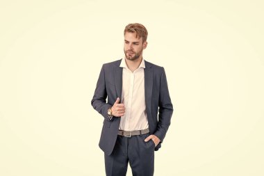 Kendine güvenen başarılı iş adamı takım elbiseli ve kol saati giyen beyaz tenli, başarılı.