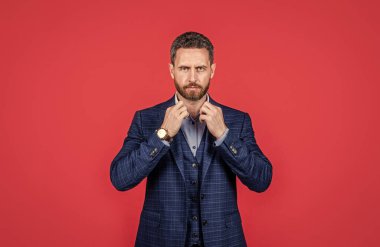 Formalite içinde yakışıklı bir adam.