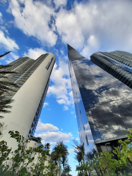Moderne toren gebouwen architectuur onderste zicht op bewolkte hemel in de stad Sunny Isles, USA — Stockfoto