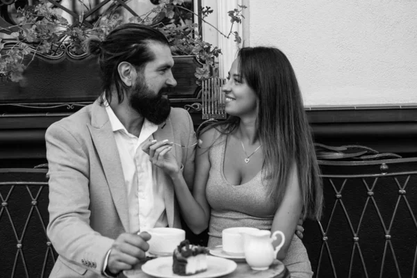 Dışarıda, kafede birbirini seven mutlu çift, sabah havası. — Stok fotoğraf