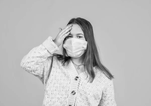 Türelmes gyerek légzőmaszkban. biztonsági védőeszközök a koronavírus világjárvány kitörése idején. fejfájás tünete kovid 19. lány szüksége van a malac immunitás teszt. vírusos tüdőgyulladás — Stock Fotó