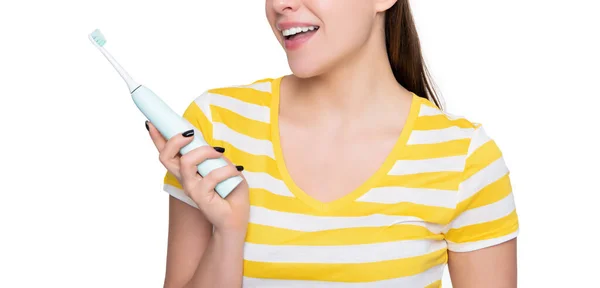 Chica alegre con cepillo de dientes eléctrico aislado sobre fondo blanco — Foto de Stock